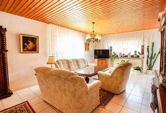 Wohnzimmer mit Zugang zum Balkon