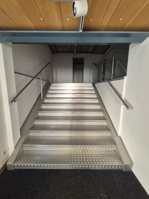 Treppenaufgang zur weiteren Ladenfläche