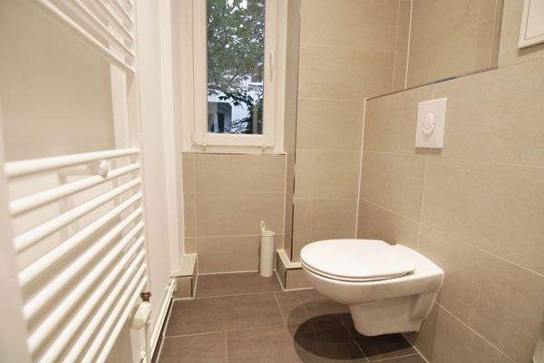 Elegantes Wannenbad mit Fenster