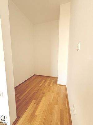 Schrankraum zum Schlafzimmer