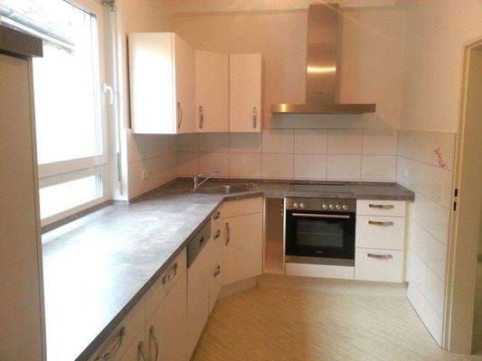 Voll ausgestattete Küche mit Speisekammer