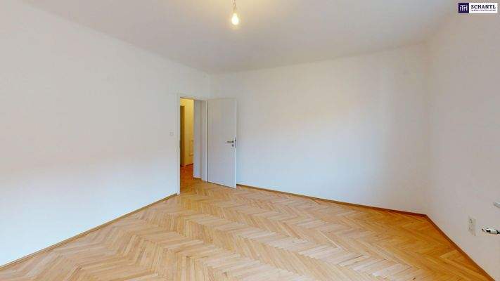 Schlafzimmer IV unmöbliert - Blick Richtung Gang