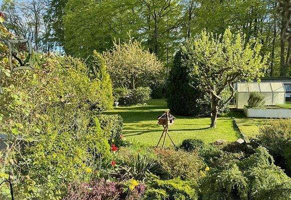 Weitblick über das Grundstück