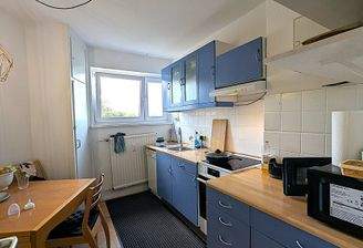 funktionale Küche mit Einbauküche