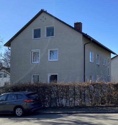 Freistehendes Mehrfamilienhaus mit großem Garten und Garage