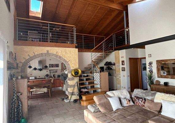 Blick auf die Treppe zur Galerie