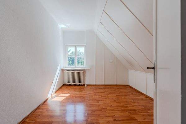 Bedroom with a view of the garden