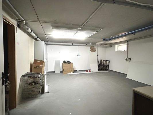 Ladenlokal 2 - großer Lagerraum im Keller