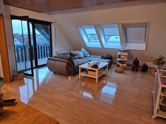 Gemütliches Wohn- und Esszimmer mit Südbalkon