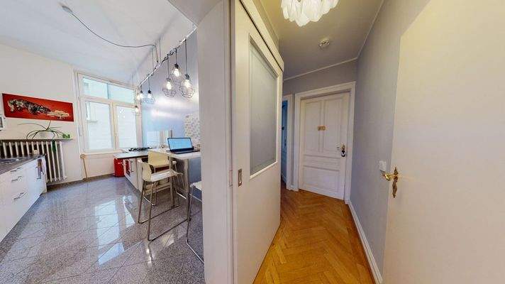 Flur mit Blick in die Küche