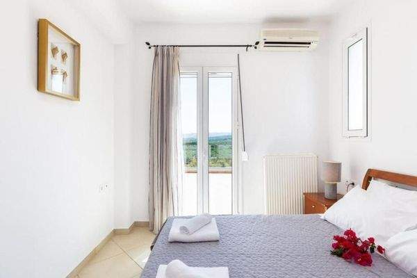 Kreta, Kournas: Spektakuläre Villa mit Tennisplatz nahe des Kournas-Sees zu verkaufen