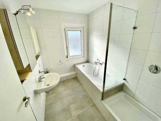 Badezimmer: Wandhoch gefliest 