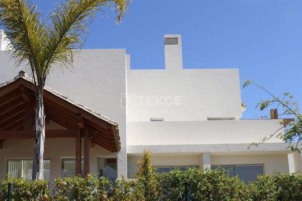 Properties with Spacious Design and Sea Views in Benahavis