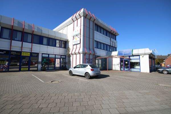 Parkplätze und Eingang