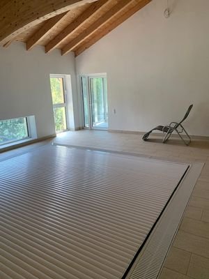 Schwimmbecken mit Abdeckung.jpg