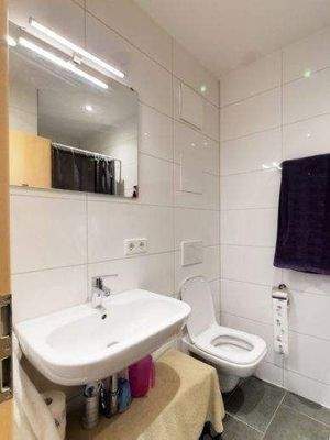 Blick ins Bad - Waschtisch und WC