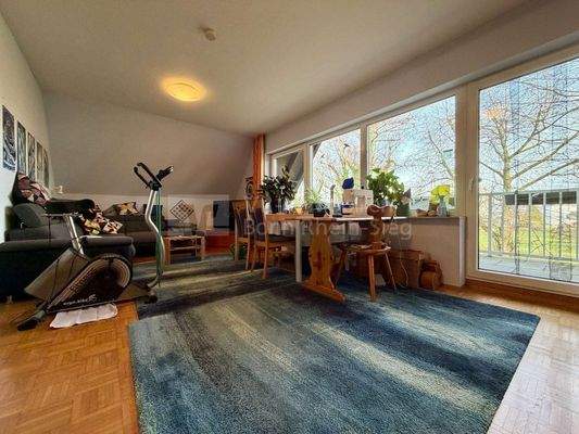 großes Schlafzimmer mit Loggia im DG