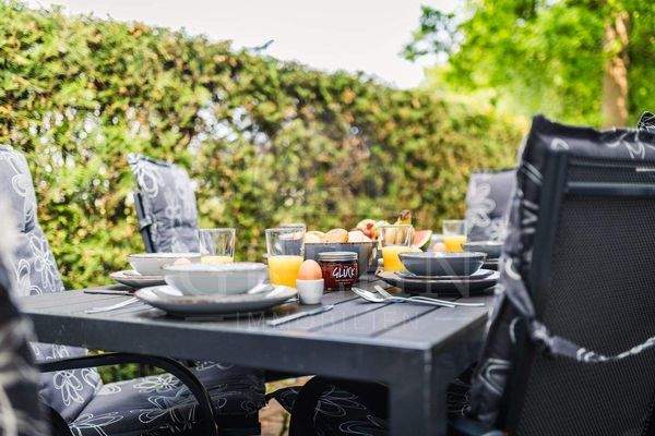 Terrasse mit Blick ins Grüne.jpg