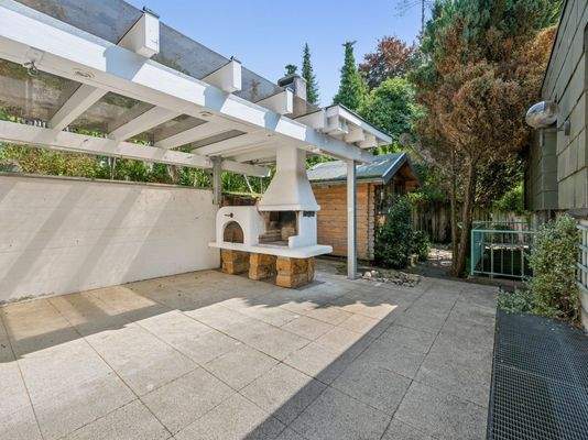 Freisitz mit Kamin im Osten