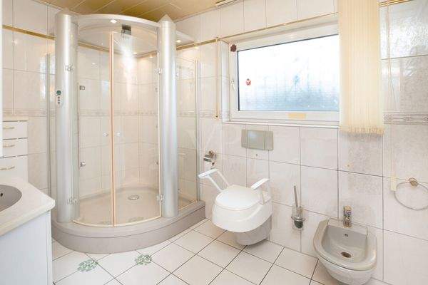 Tageslichtbadezimmer Erdgeschoss (I) 