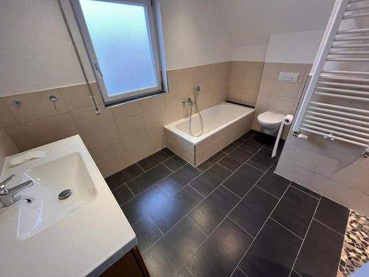 OG: Bad mit Wanne und Dusche