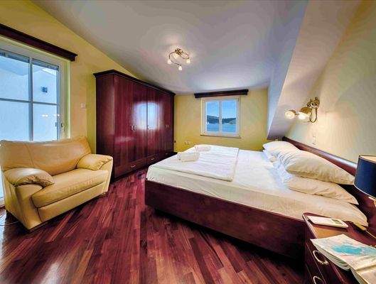 Großzügiges Schlafzimmer mit Meerblick