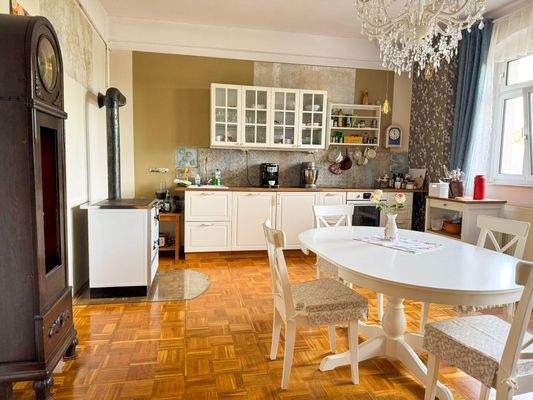 Große Wohnküche mit Kronleuchter