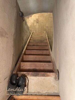 Treppe : Stiege in den Keller mit Ziegelboden.jpg