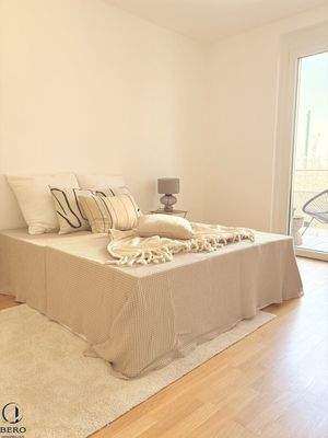 Schlafzimmer Richtung Balkon