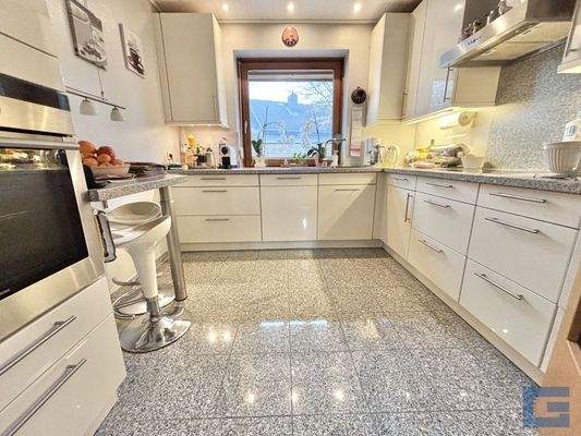 Küche mit Einbauküche