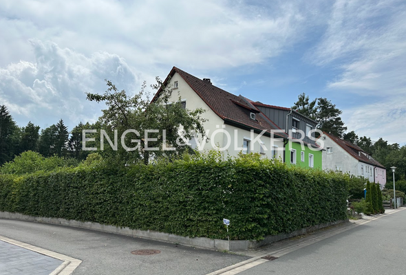 Blick auf das Eckgrundstück mit uneinsichtigem Garten und die Doppelhaushälfte