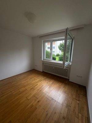 Schlafzimmer 1 - 2.Ansicht.JPG