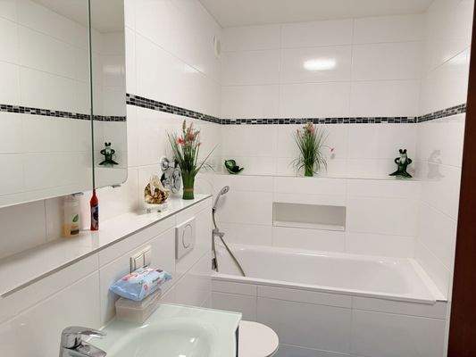 Badezimmer mit WC und Waschbecken