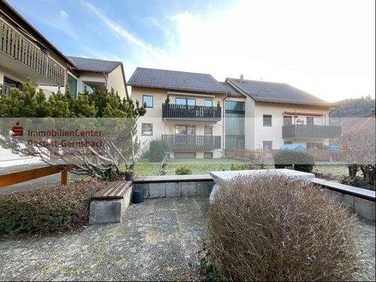 Rückansicht mit Grillplatz im Vordergrund