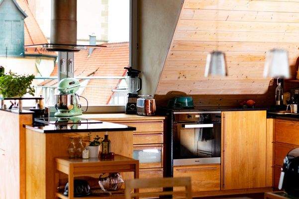 Küche mit Speisekammer und hochwertigen Elektrogeräten