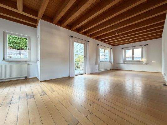 OG Wohn- und Essbereich: mit Holzboden und Balkendecke fürs Wohlgefühl