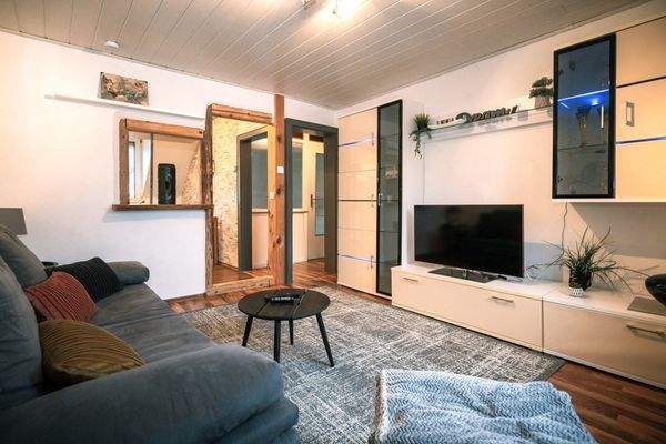 Wohnzimmer mit Schlafcouch im DG 