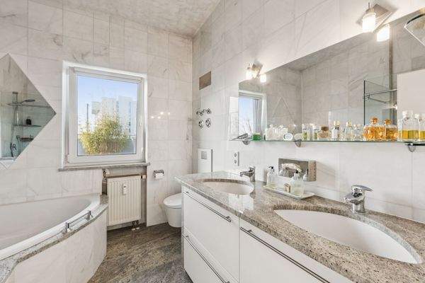 Lichtdurchflutetes Badezimmer