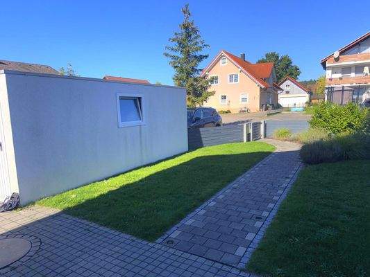 Vorgarten und Garage