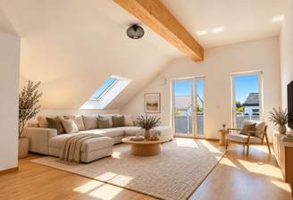 Helles Wohnzimmer mit Sofa