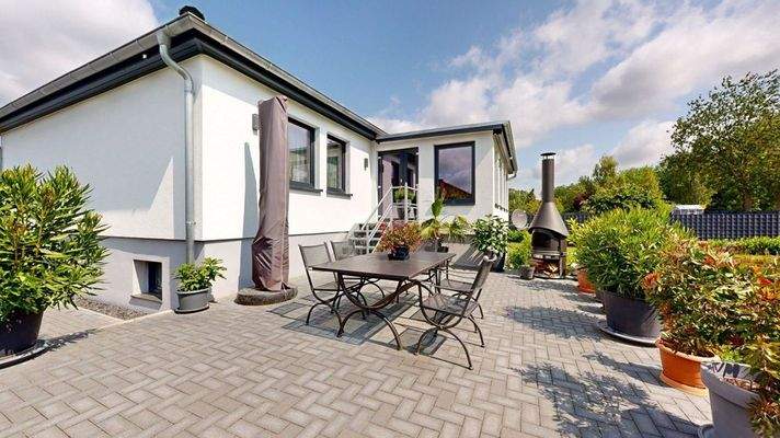 Hinteransicht mit Terrasse