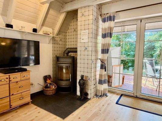 Kamin im Wohnbereich und Terrassenzugang