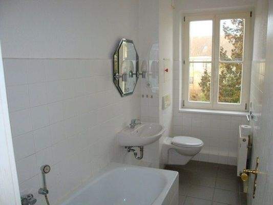 Bad - Badewanne, Waschbecken und WC