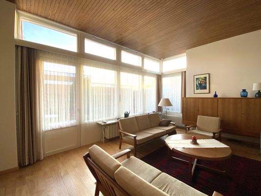 Wohnzimmer mit Zugang zum Garten