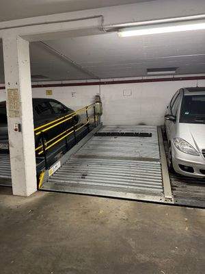 Parkgarage mit Hebebühne