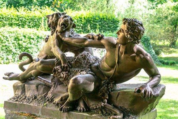 Skulptur auf Grundstück