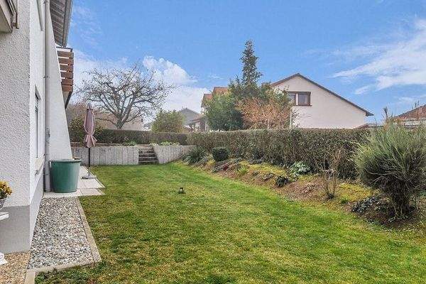 Rasenfläche und Garten