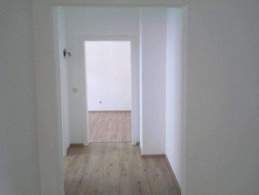 Flur zum Bad und Schlafzimmer.JPG