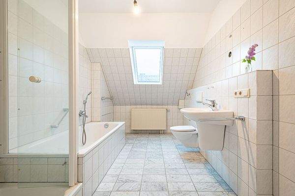 großes Bad mit Fenster