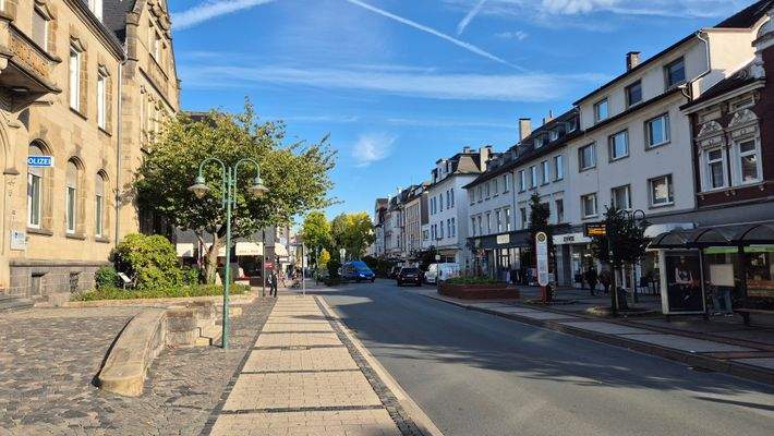 EInkaufsstraße mit Bushaltestelle